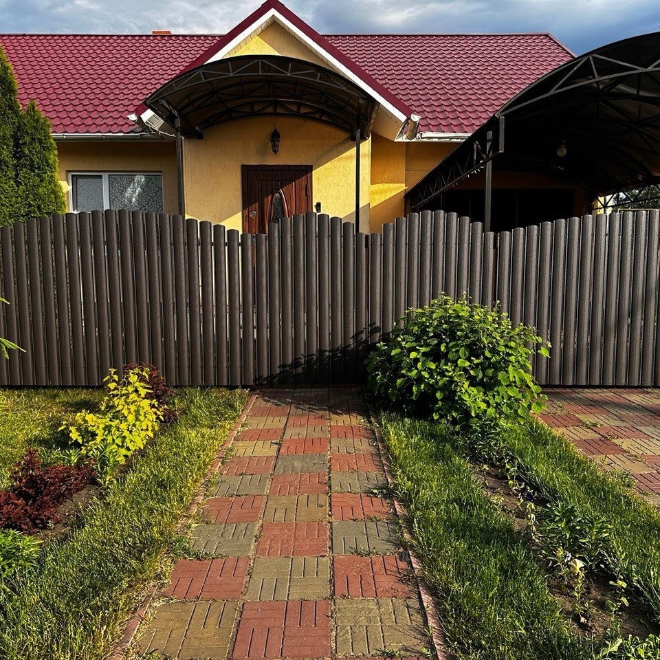 Евроштакетник полукруглый фигурный 110 мм RAL8019 темный шоколад матте