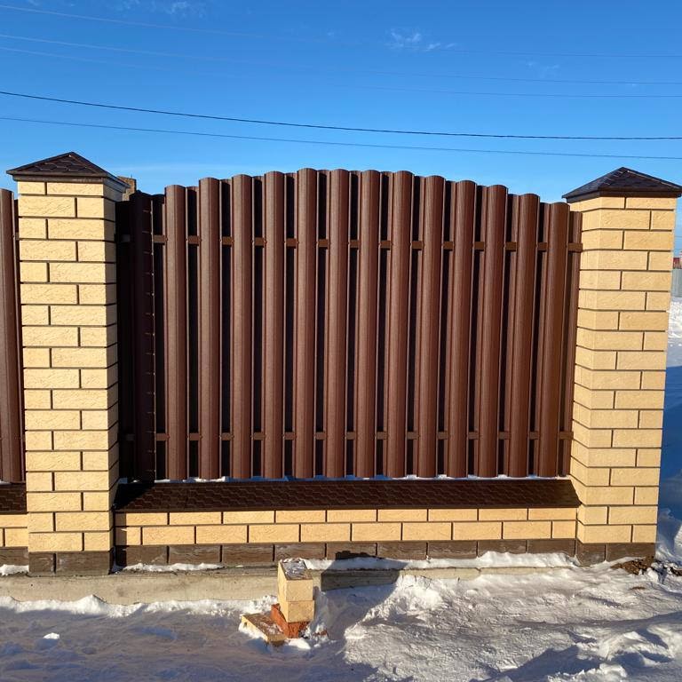 Евроштакетник полукруглый фигурный 110 мм RAL8017/8017 шоколад шахматка + горкой двусторонний матте